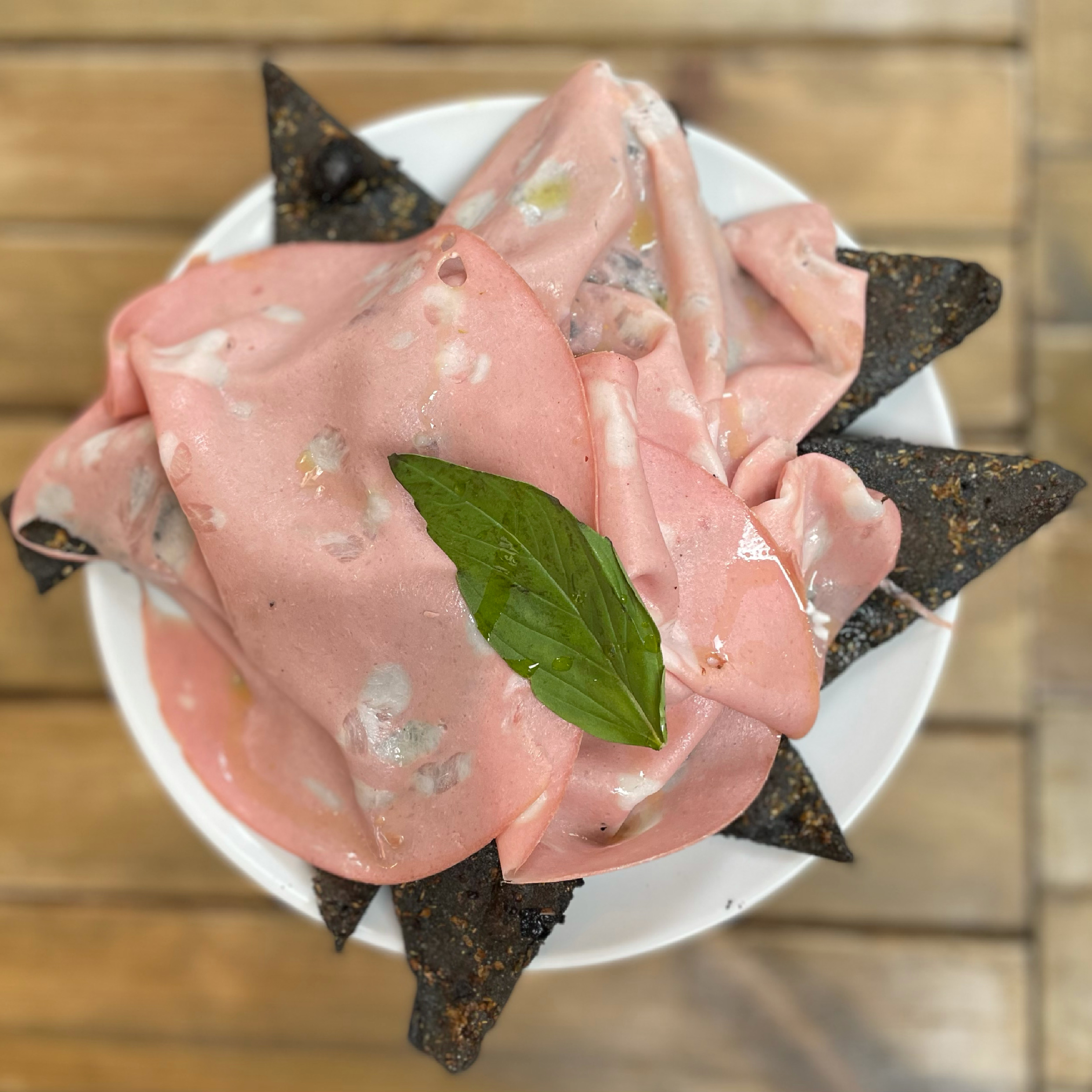 Focaccia nera e mortadella